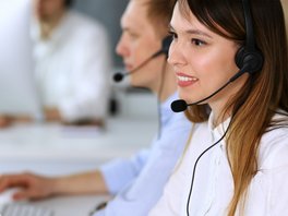 Mehrere Personen telefonieren mit Headset. In unserem Kundencenter erwarten wir Ihren Anrufen, wenn Sie technischen Support benötigen.