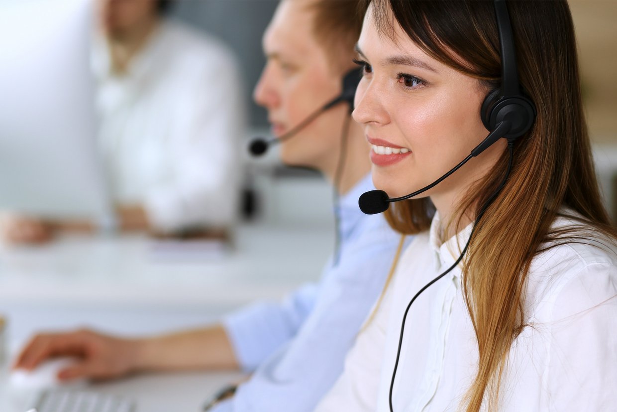 Mehrere Personen telefonieren mit Headset. In unserem Kundencenter erwarten wir Ihren Anrufen, wenn Sie technischen Support benötigen.