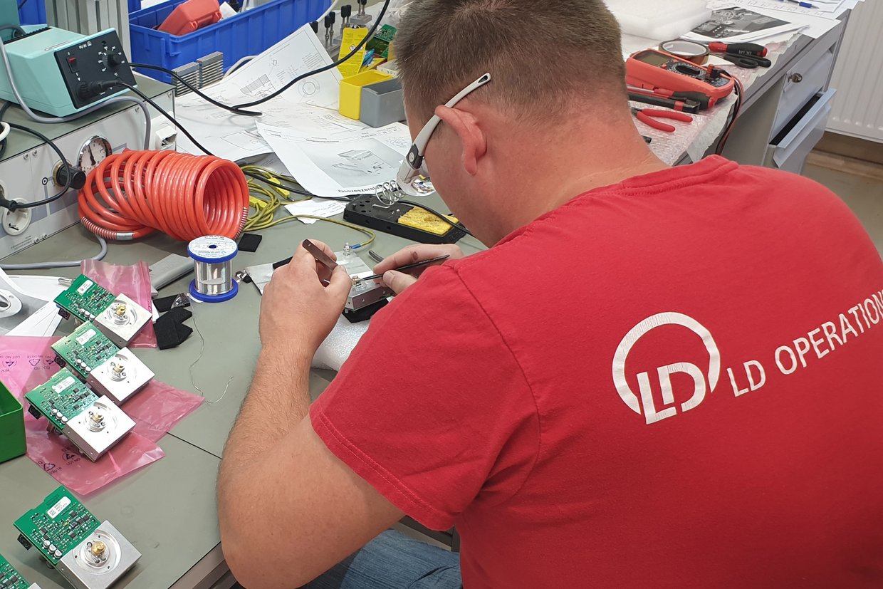 Ein Mitarbeiter des LD DIDACTIC Serviceteams repariert ein Gerät.