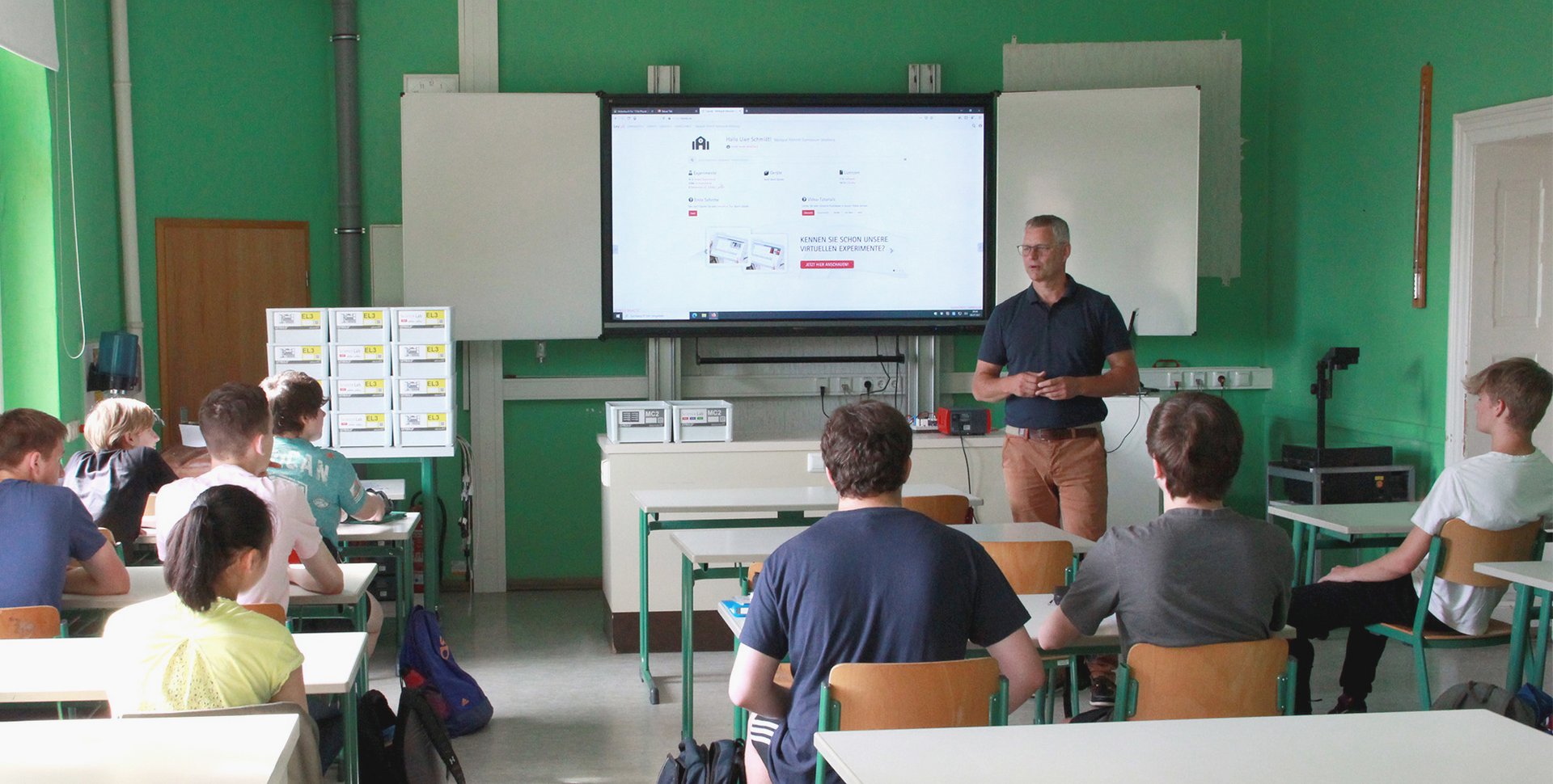 An dem Markgraf-Albrecht-Gymnasium in Osterburg findet in der Klasse digitaler Physikunterricht statt. Die Lehrkraft zeigt am Whiteboard den Science Lab Schülerversuch und teilt ihn per Lernplattform mit seinen Schülerinnen und Schülern.