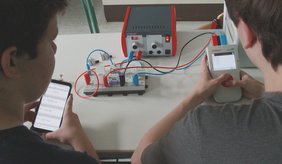 Die Schülerinnen und Schüler des Markgraf-Albrecht-Gynmasiums in Osterburg führen die digitale Messwerterfassung mit den Schülermessgerät Mobile-CASSY-2 WLAN und einem Handy durch. 