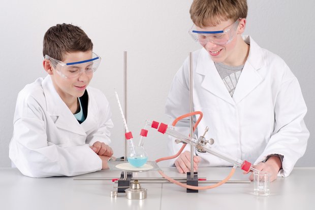 Zwei Schüler führen ein Science Kits Chemie-Experiment in der Sekundarstufe I durch. Sie tragen Schutzbrillen.