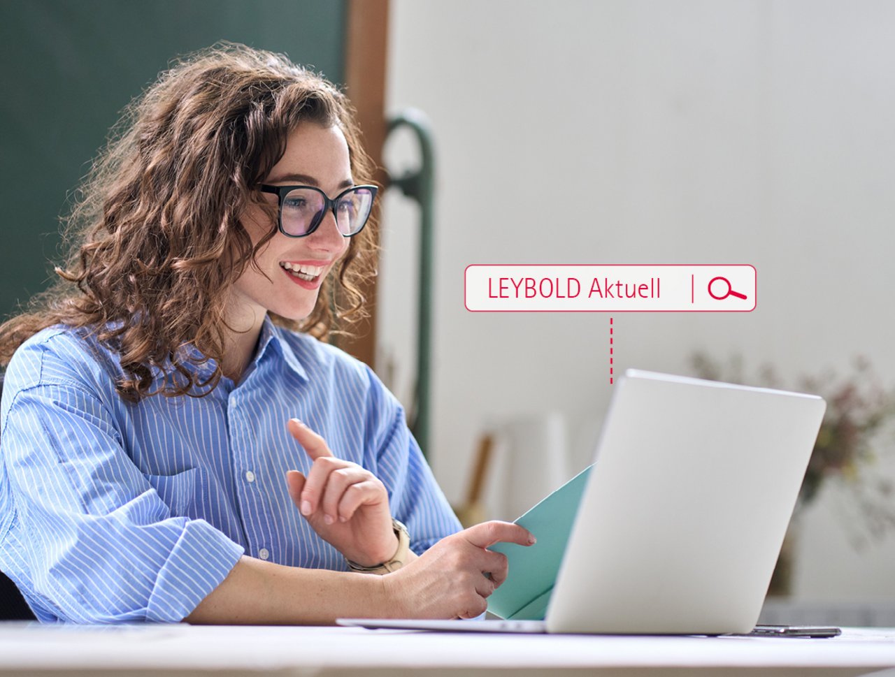 Eine Dame schaut sich auf der Leybold Website die neuesten Informationen auf einem Labtop an. Sie verwendet dazu die Suche. 