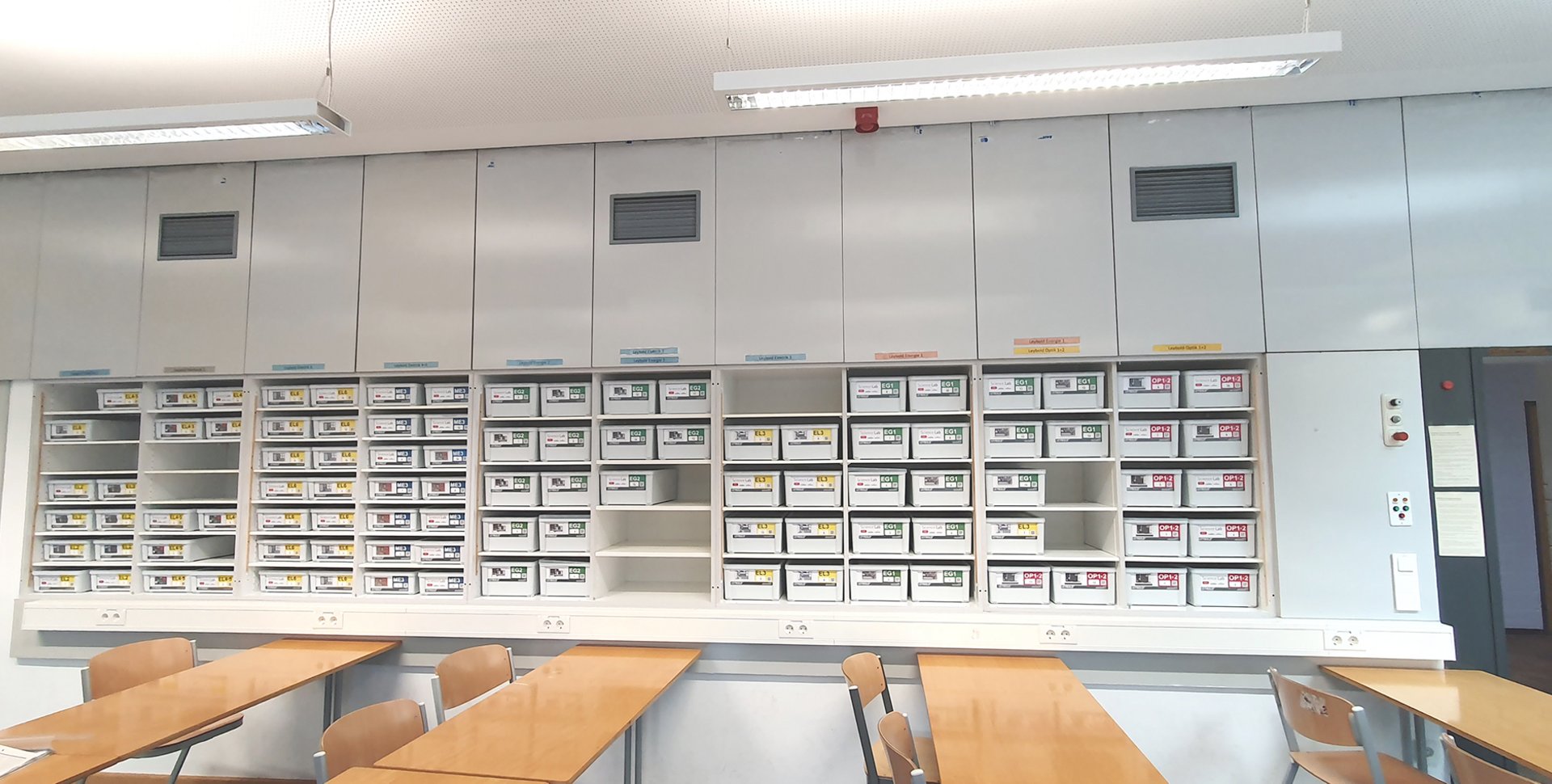 Das Willi-Graf-Gymnasium in München zeigt die Schülerversuche-Sammlung Science Lab im Physik-Unterrichtsraum. Die Schübe sind stapelbar für eine einfache Aufbewahrung und den Transport.