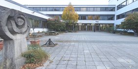 Außenansicht des Schulgebäudes des Will-Graf-Gymnasiums in München