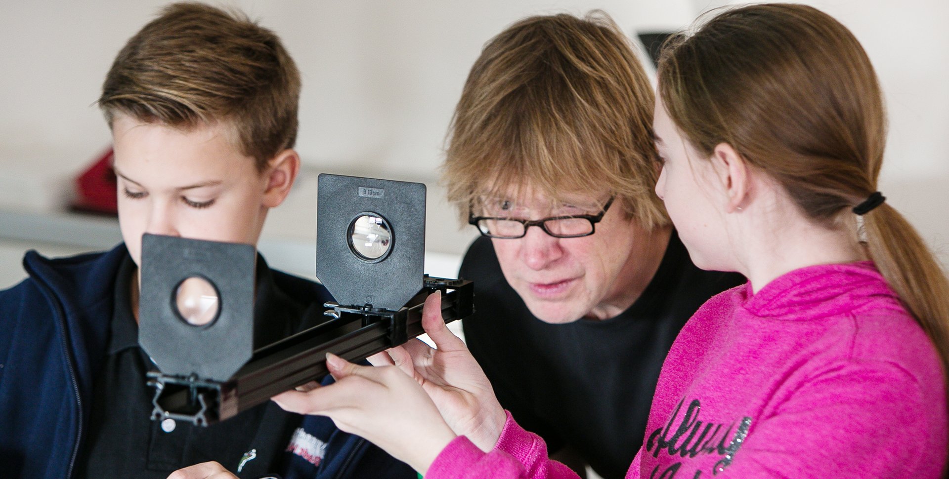 Die Gesamtschule in Hürth arbeitet mit einer LEYBOLD-Komplettausstattung im Bereich der Schülerversuche. Schüler und Schülerinnen erarbeiten Science Lab Experimente aus dem Bereich der Fernrohrmodelle.