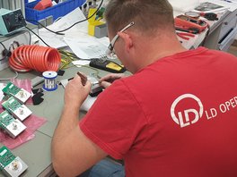 Ein Mitarbeiter des LD DIDACTIC Serviceteams repariert ein Gerät.