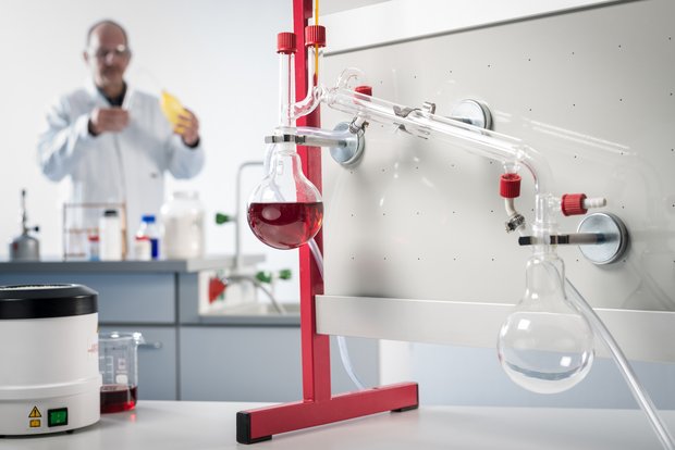 Lehrkraft führt ein Demonstrationsexperiment zum Thema Destillation in der Organischen Chemie durch.
