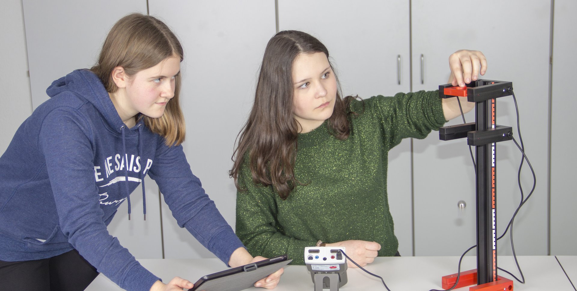 Zwei Schülerinnen experimentieren im Science Lab Schülerversuch LP1.3.4.1 zum Freien Fall. Durch die Gefährdungsbeurteilung im Vorfeld können sie sicher experimentieren. 