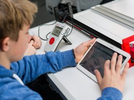 Im Unterricht unterstützt die digitale Versuchsanleitung einen Schüler während des Experimentierens. Er bearbeitet interaktiv direkt am Tablet die Fragen zum Experiment. 