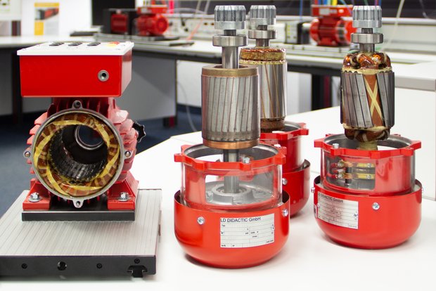 Beim Maschinenprüfsystem können verschiedene Maschinen mit Wechselrotoren verwendet werden. 