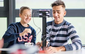 In der Gesamtschule Hürth beschäftigen zwei Schüler sich im Physikunterricht mit dem Experiment zum Freien Fall aus dem Schülerversuchesystem Science Lab Mechanik. Für die Messwerterfassung wird das digitale Schülermessgerät Mobile-CASSY 2 WLAN verwendet.