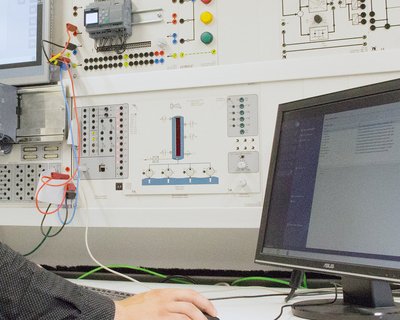 Die Berufsbildenden Schule Osnabrück in Melle verwenden im Bereich der Elektrotechnik das Lehrsystem ASIMA für die Anlagensimulation im Praxisunterricht.
