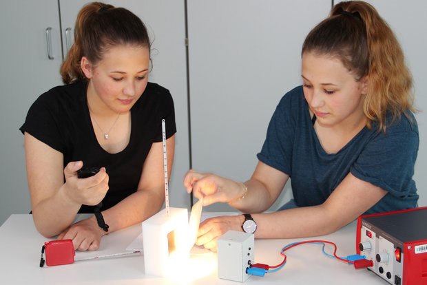 In diesem Experiment aus dem Schülerversuche-System Science Lab experimentieren zwei Schülerinnen in der Physik zum Thema Energie. Hier wird der Treibhauseffekt untersucht. 