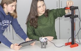 Das Anne-Frank-Gymnasium in Erding arbeitet mit dem Schülerversuchesystem Science Lab. Schülerinnen und Schüler erlernen aus dem Themenbereich Mechanik den Freien Fall im Experiment. Mithilfe eines Tablets und dem Schülermessgerät Mobile-CASSY 2 WLAN können die Messwerte digitale erfasst werden.