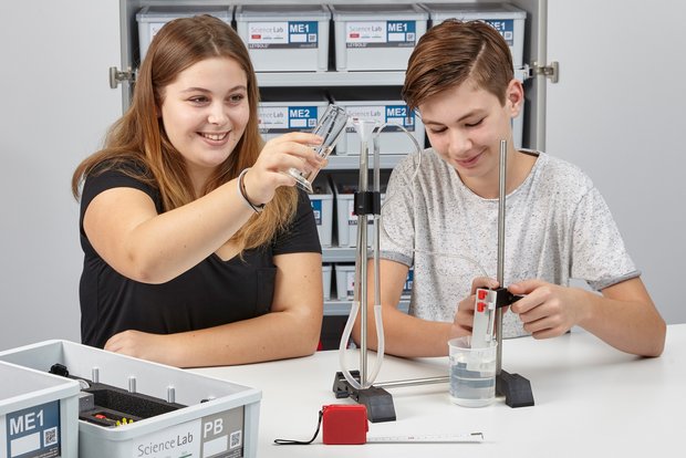 Die Schülergruppe ermitteln mit einem U-Rohr-Manometer und einer Drucksonde, dass der hydrostatische Druck proportional zur Tiefe wächst. Dieses Experiment findet man im Schülerversuche-System Science Lab in der Mechanik.