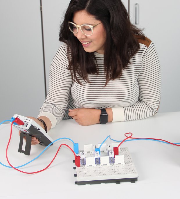 Eine Schülerin führt in einem Science Lab Elektronikversuch eine Messung mit dem Mobile-CASSY 2 WLAN im Abitur durch.