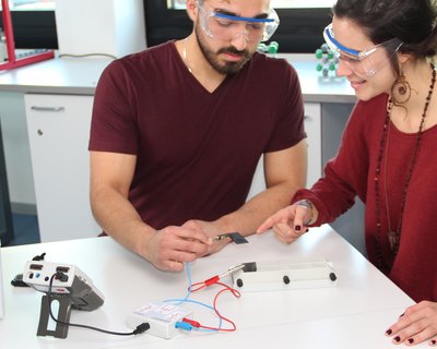 Chemieversuchsbild zeigt zwei Schüler*innen bei der Messwerterfassung mithilfe eines Mobile-CASSY 2 WLAN in der Elektrochemie