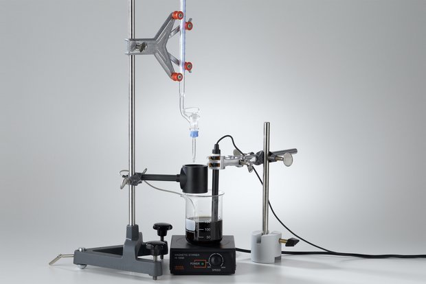 Dieser Demonstrationsversuch aus der Analytischen Chemie bestimmt die Säurekonzentration von Balsamico-Essig durch Titration mit Tropfenzähler. 