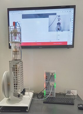 Demonstrationsversuch Heissluftmotor mit Monitor auf dem didacta 2024 Messestand der LD DIDACTIC GmbH. Auf dem Monitor wird das dazugehörige Virtuelle Experiment angezeigt. 