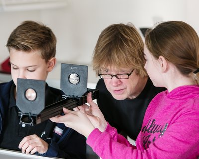 Die Gesamtschule in Hürth arbeitet mit einer LEYBOLD-Komplettausstattung im Bereich der Schülerversuche. Schüler und Schülerinnen erarbeiten Science Lab Experimente aus dem Bereich der Fernrohrmodelle.