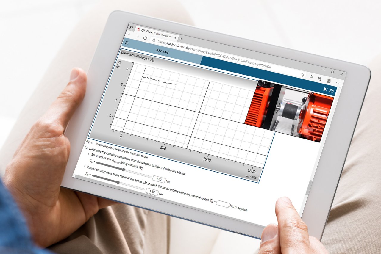 Tablet zeigt die digitale Anleitung und Messwerterfassung mit CASSY aus dem Bereich der elektrischen Antriebe.